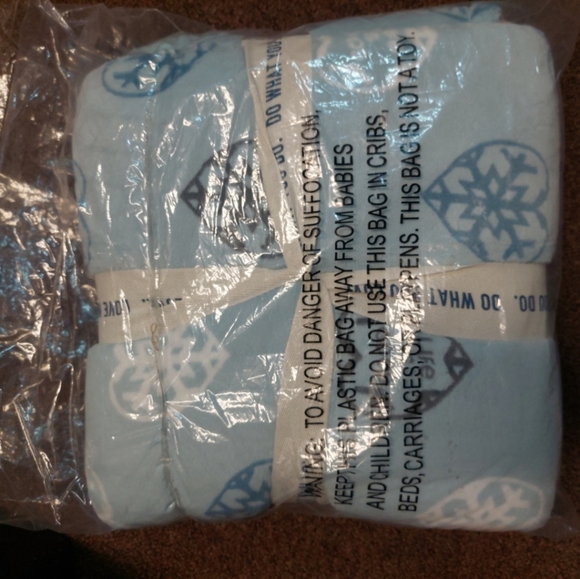 Life Is Good Berkshire Plush Throw Blanket 60x70 Blue Snowflake Hearts New - Picture 5 of 5